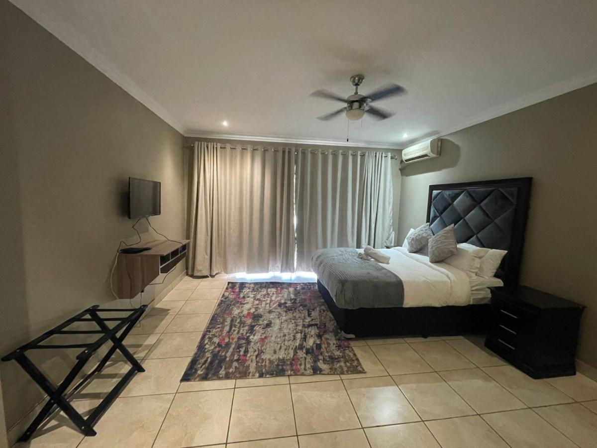 The Black Crown Hotel Hartbeespoort Kültér fotó
